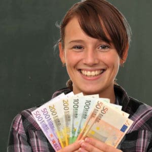 Frau hält Geldscheine hoch