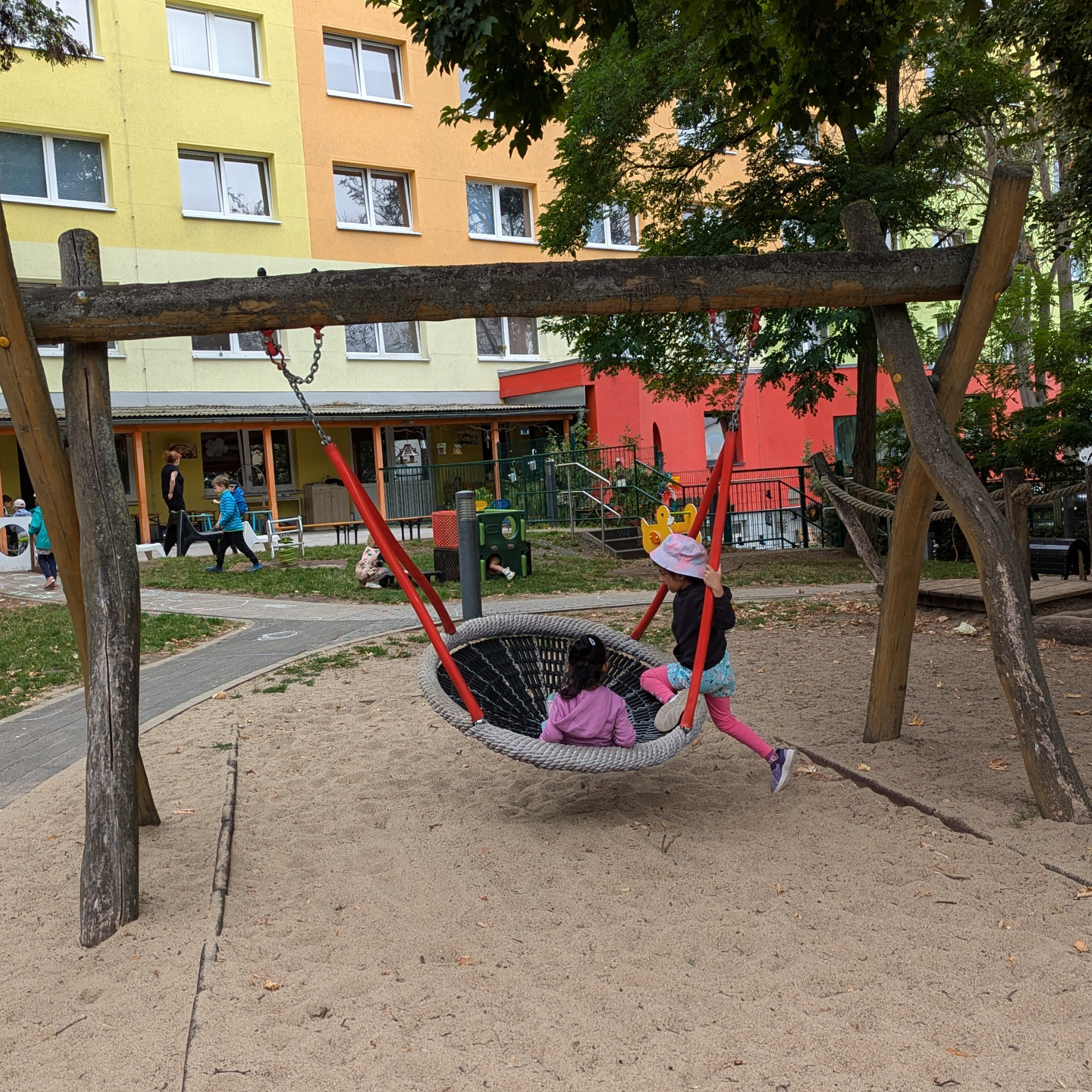 Kinder der Kita CampusKids auf dem Spielplatz der Kita