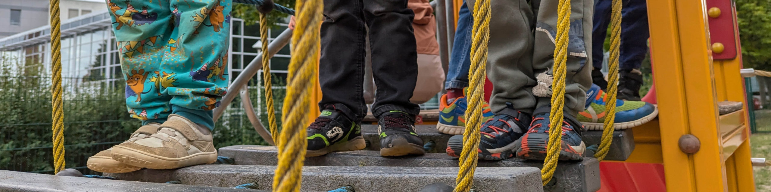 Kinder der Kita CampusKids auf dem Spielplatz der Kita